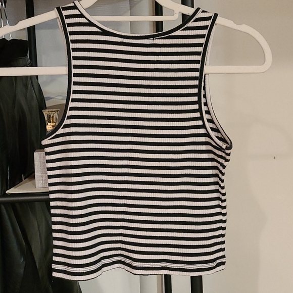 Crop top - Picture 2 of 3